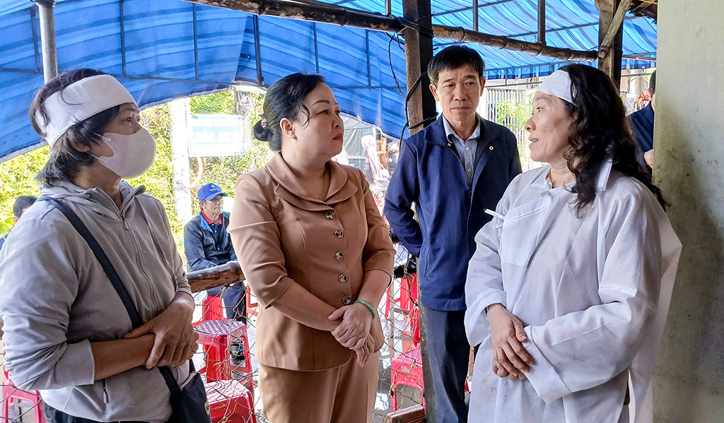 Phó Bí thư Thường trực Tỉnh ủy Cao Thị Hòa An thăm hỏi, chia buồn các gia đình có người thân mất do mưa lũ