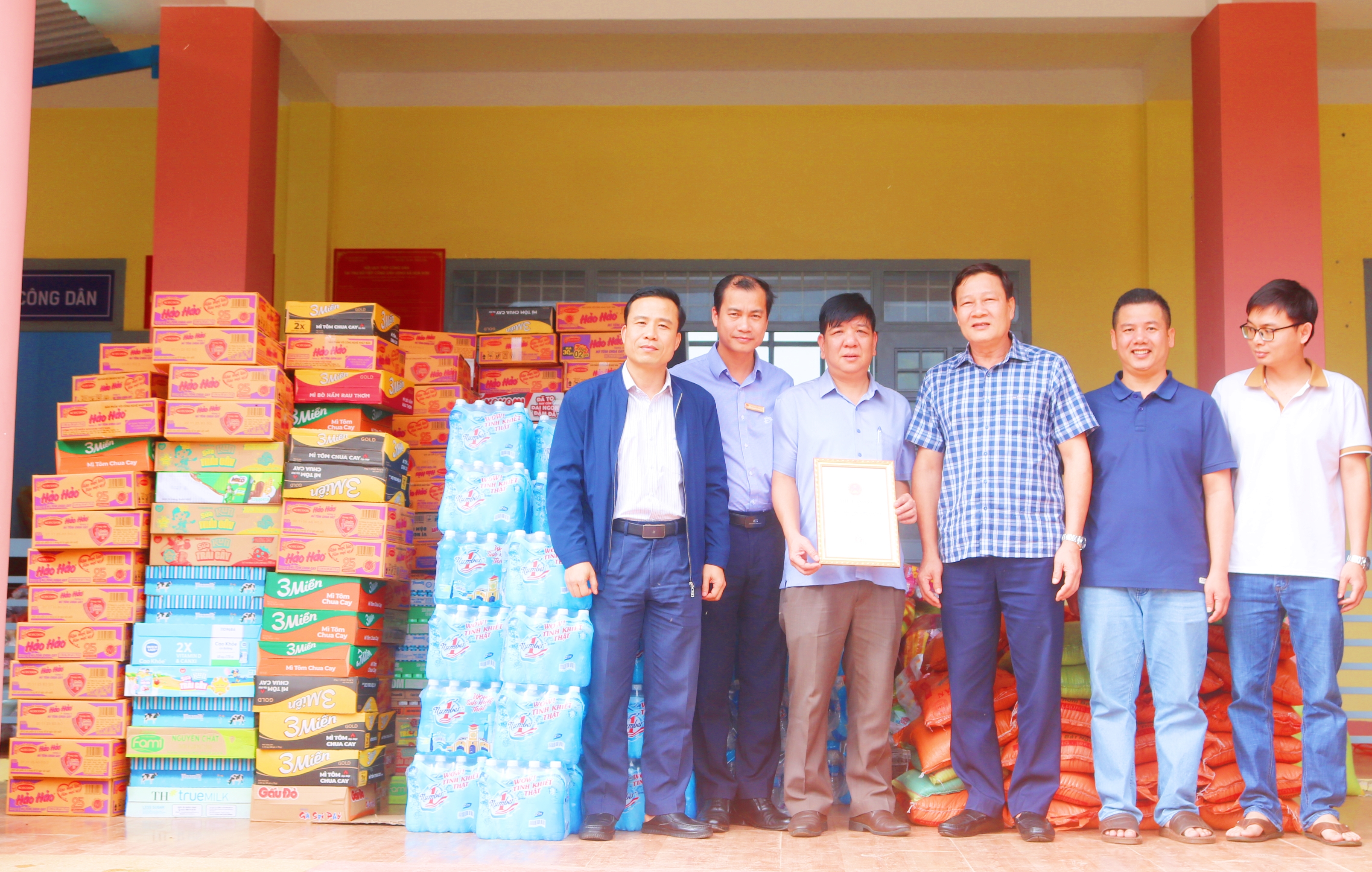 Bí thư Đảng uỷ phường Buôn Ma Thuột Trần Phú Hùng thăm, tặng quà người dân vùng lũ xã Hoà Sơn