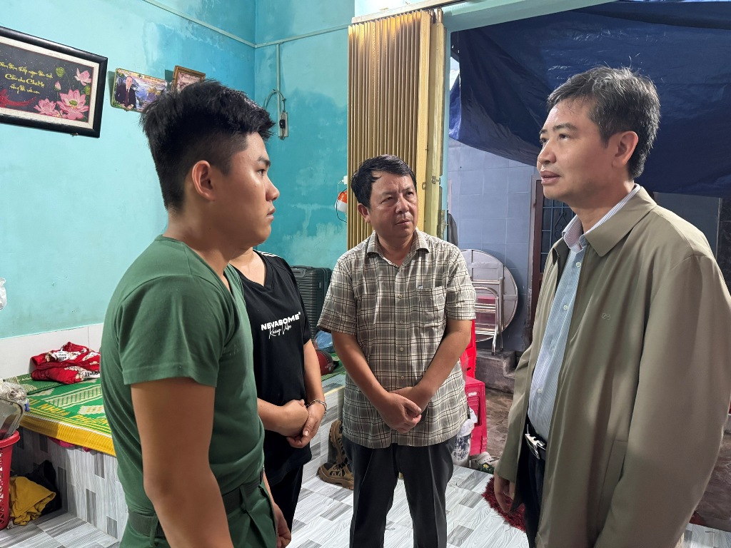 Chủ tịch UBND tỉnh thăm gia đình nạn nhân tử vong do thiên tai