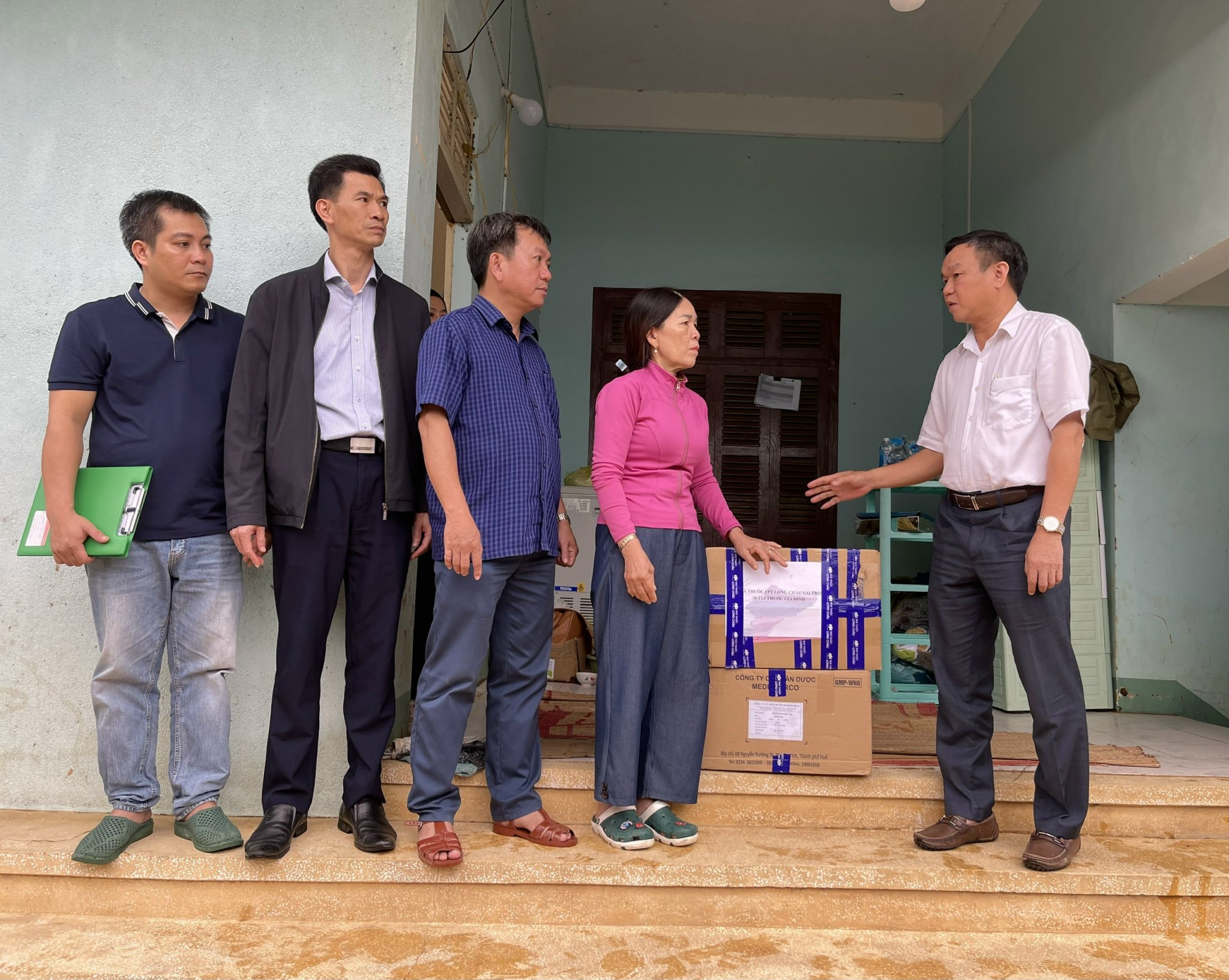 Phó Chủ tịch UBND tỉnh Đào Mỹ bàn giao hóa chất khử khuẩn và túi thuốc cho Trạm Y tế Hòa Thịnh