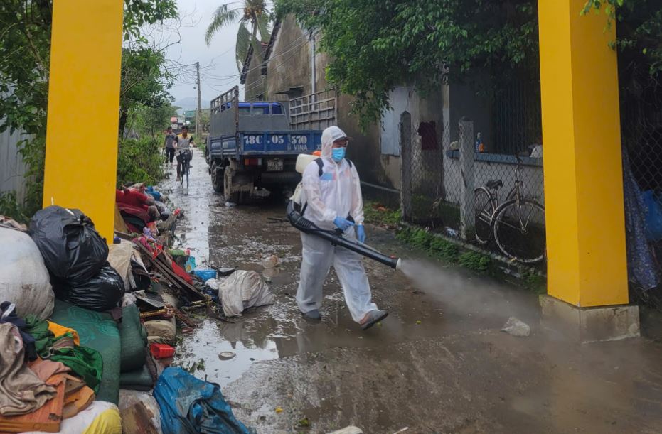 Ngành y tế huy động tổng lực vệ sinh môi trường, ngăn dịch bệnh bùng phát sau mưa lũ