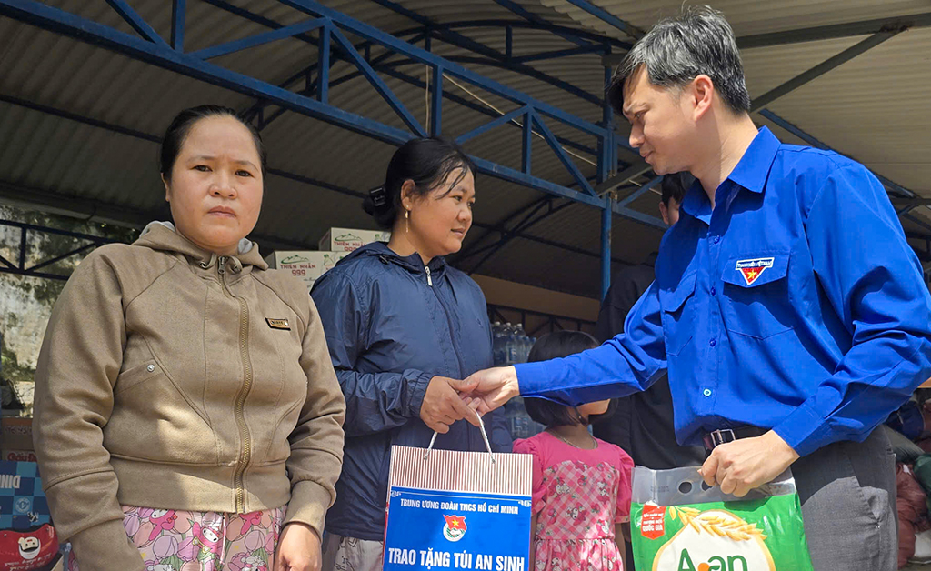Trung ương Đoàn trao quà hỗ trợ người dân vùng lũ Đắk Lắk