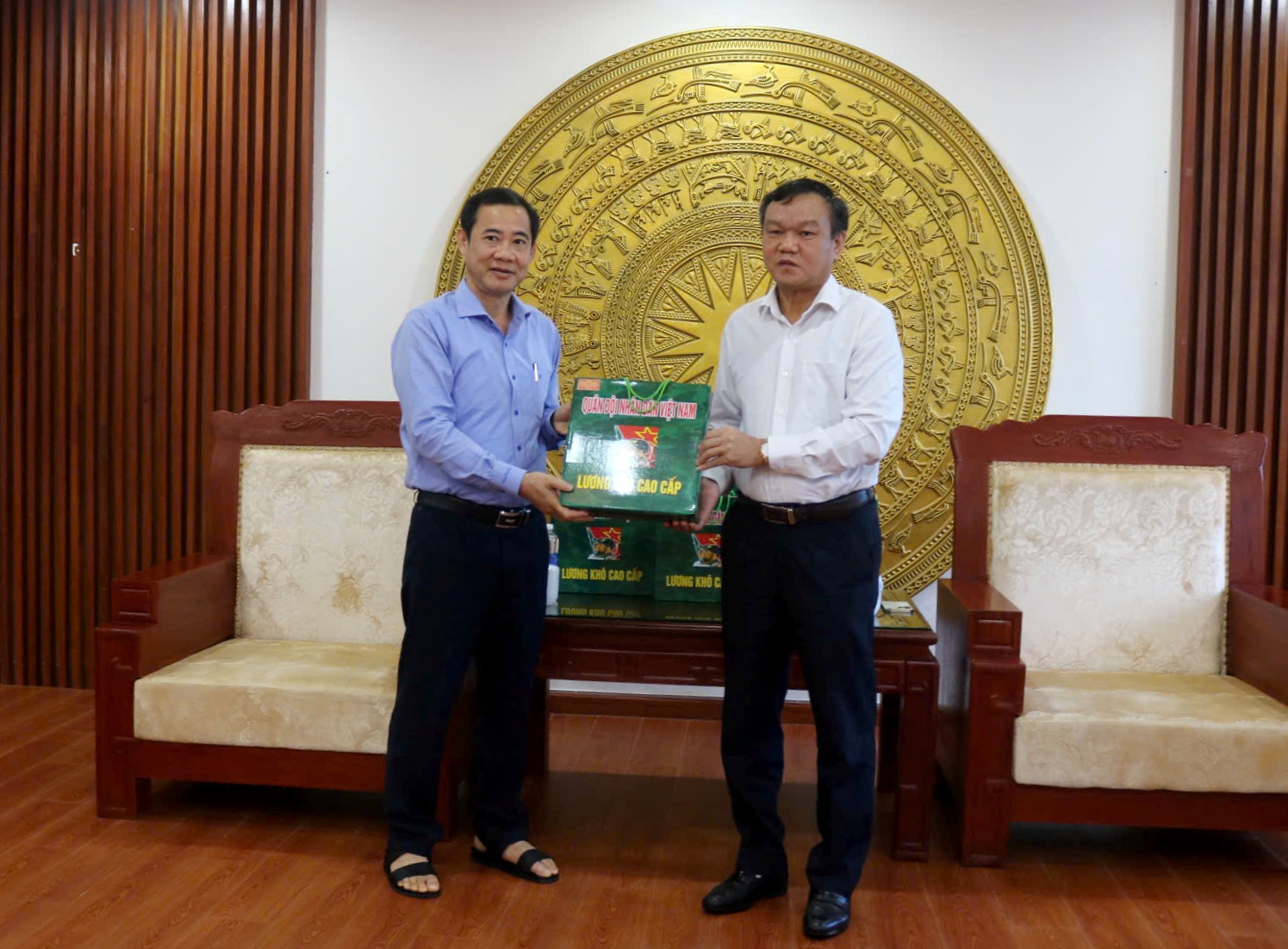 Đồng chí Nguyễn Thái Học trao 140 suất quà hỗ trợ lực lượng chỉ đạo phòng chống lũ lụt