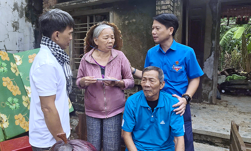 Trao hơn 01 tỷ đồng hỗ trợ các hộ gia đình có nhà ở bị đổ, sập hoàn toàn tại xã Hòa Thịnh và xã Hòa Xuân