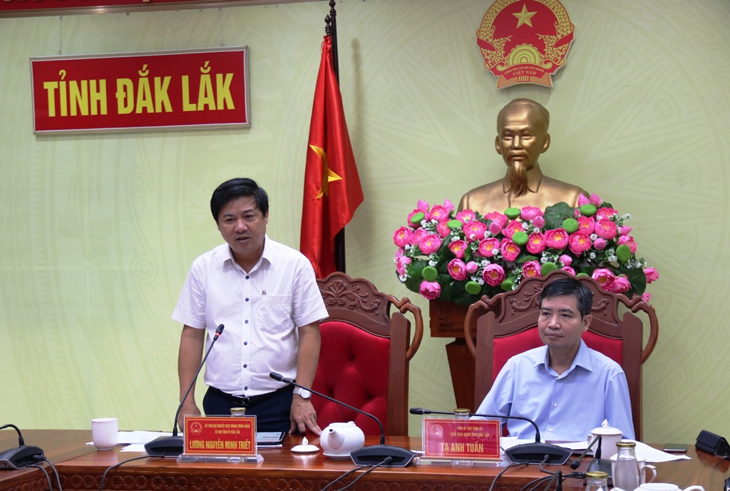 Khẩn trương ổn định đời sống người dân và chuẩn bị các phương án ứng phó bão số 15