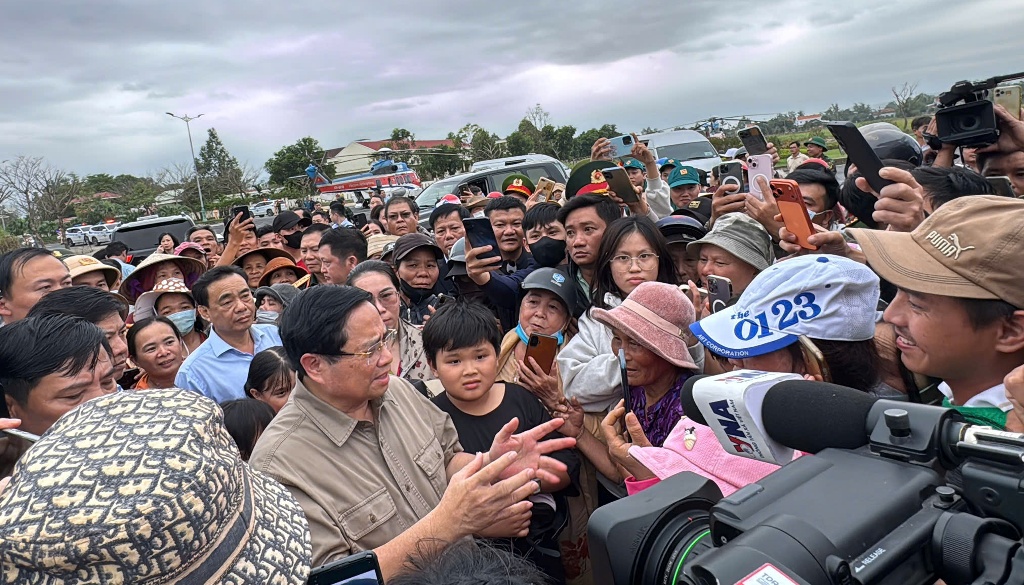 Prime Minister Pham Minh Chinh visits and encourages Flood-Affected Residents in Hoa Thinh Commune