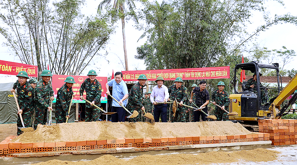 Bộ Tư lệnh Quân khu 5 ra quân xây dựng nhà cho Nhân dân bị sập đổ sau mưa lũ tại Đắk Lắk