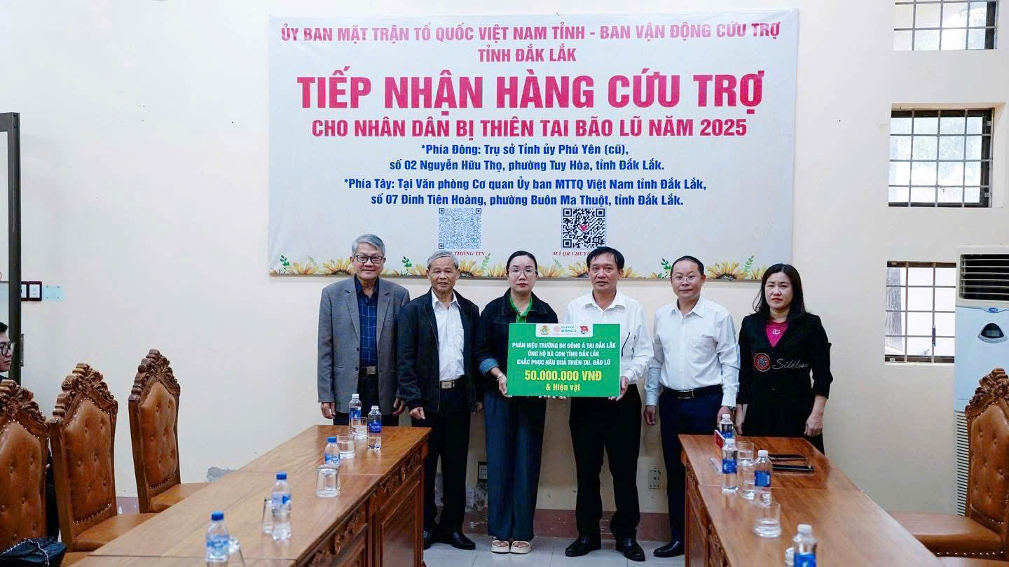 Đại học Đông Á hỗ trợ 250 triệu đồng và hàng trăm suất hàng hóa thiết yếu giúp người dân, học sinh phía Đông Đắk Lắk
