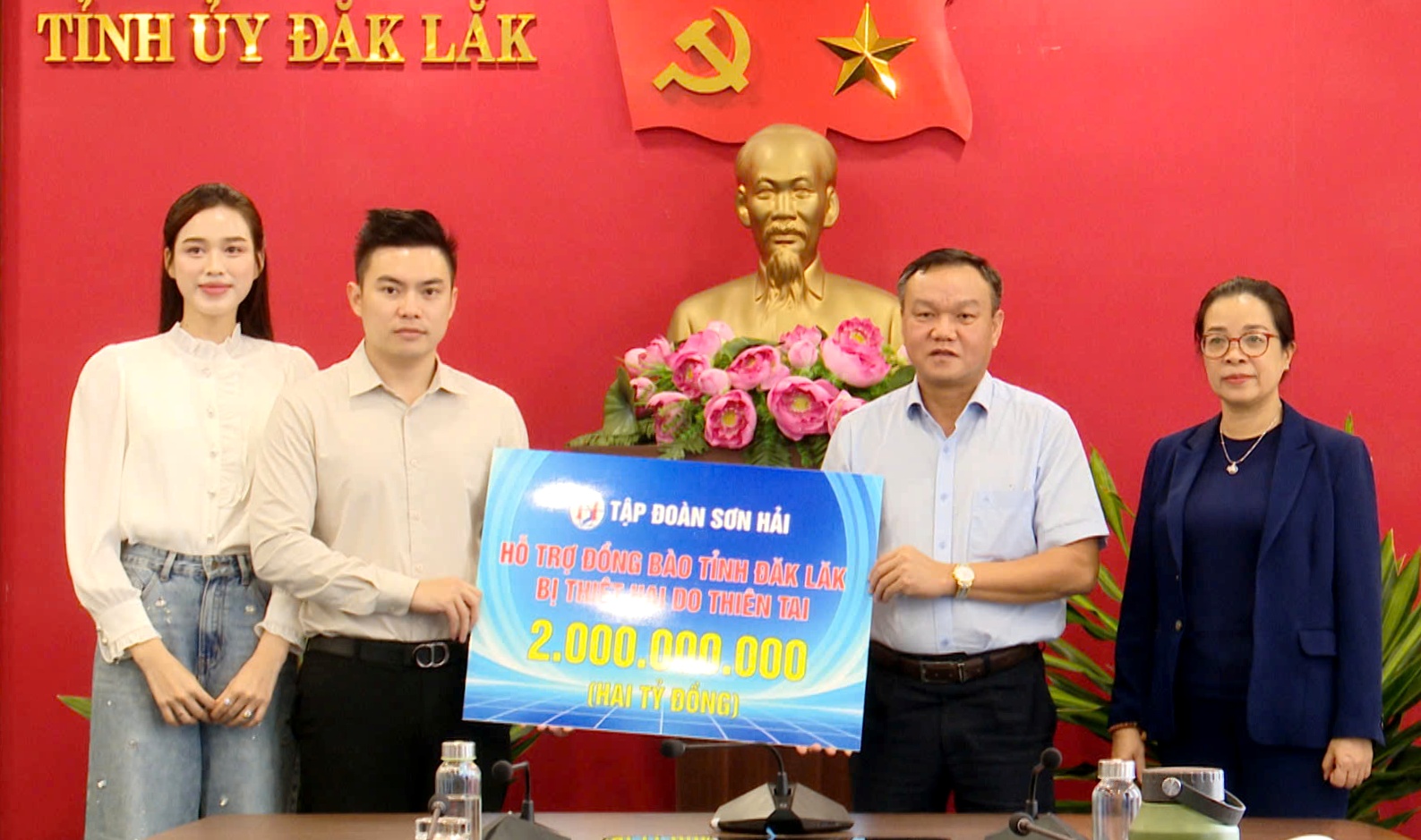 Tập đoàn Sơn Hải trao 2 tỷ đồng và 20 tấn gạo hỗ trợ người dân vùng lũ