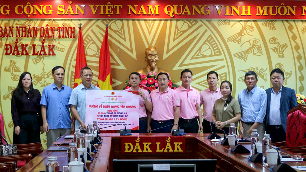 Tiếp nhận con giống và thức ăn chăn nuôi hỗ trợ nông dân bị thiệt hại trong đợt mưa lũ lịch sử