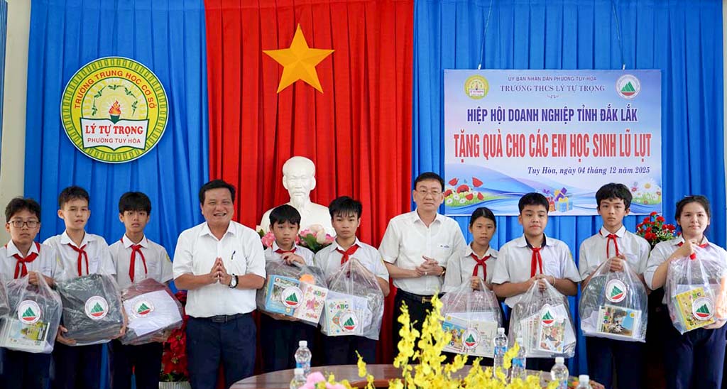 Hiệp hội Doanh nghiệp tỉnh Đắk Lắk trao quà hỗ trợ cho học sinh bị ảnh hưởng do thiên tai