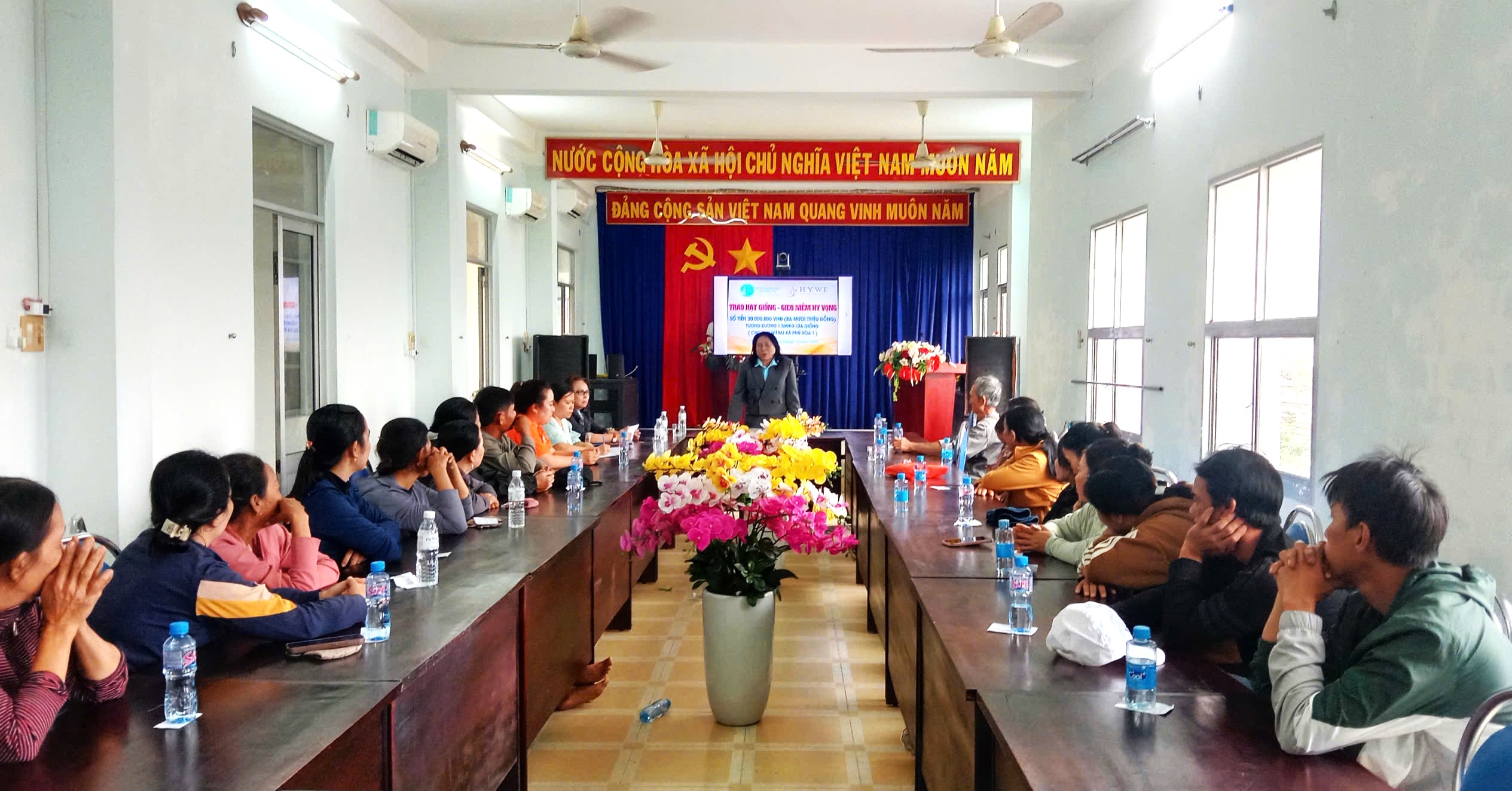 Hội Nữ Doanh nhân tỉnh Đắk Lắk trao 120 triệu đồng giúp phụ nữ phục hồi sinh kế sau mưa lũ.