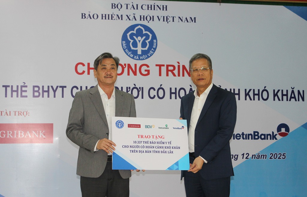 Tặng hơn 10.300 thẻ bảo hiểm y tế cho người dân có hoàn cảnh khó khăn