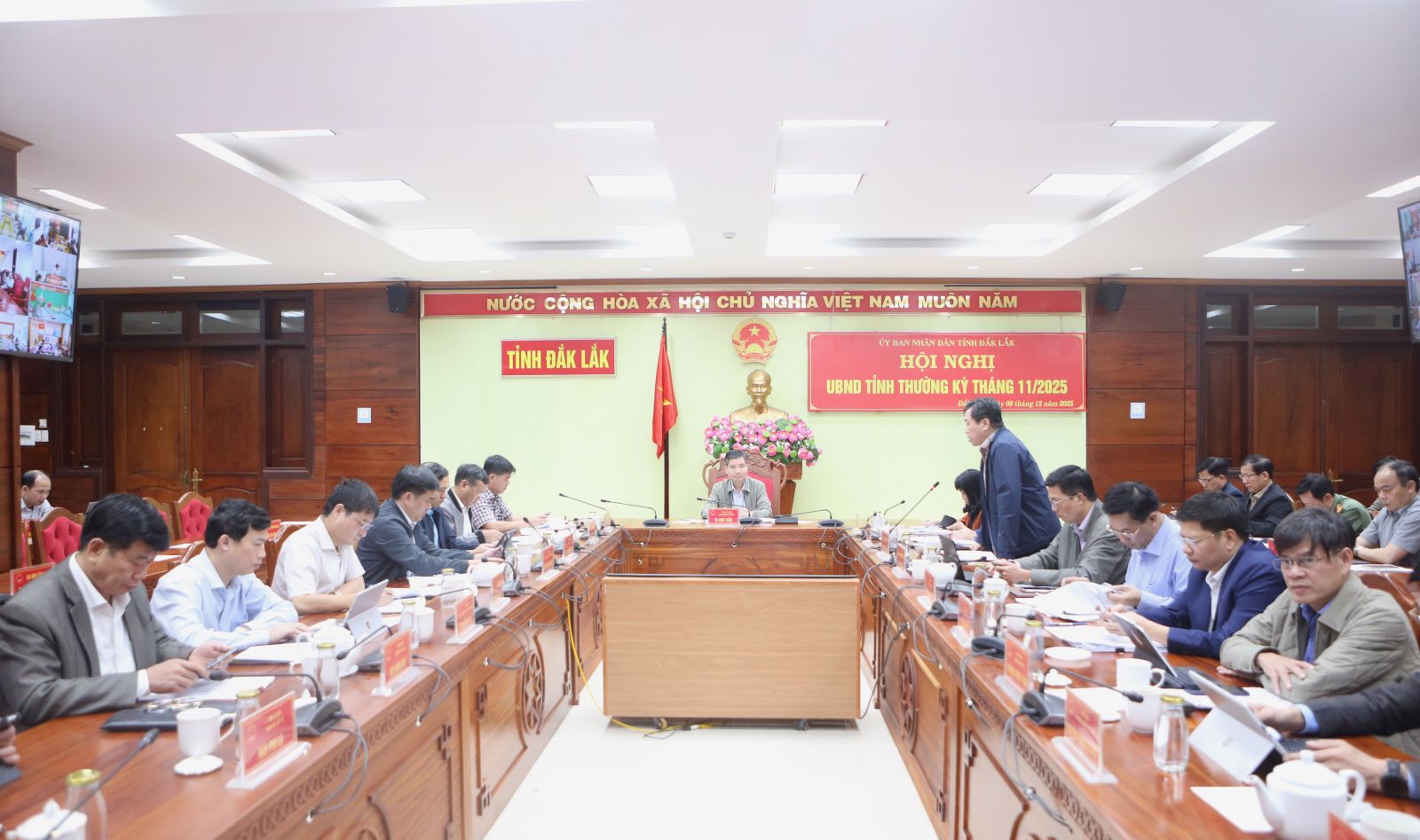 Focus on decisively and synchronously implementing solutions to effectively carry out the tasks set for 2025.