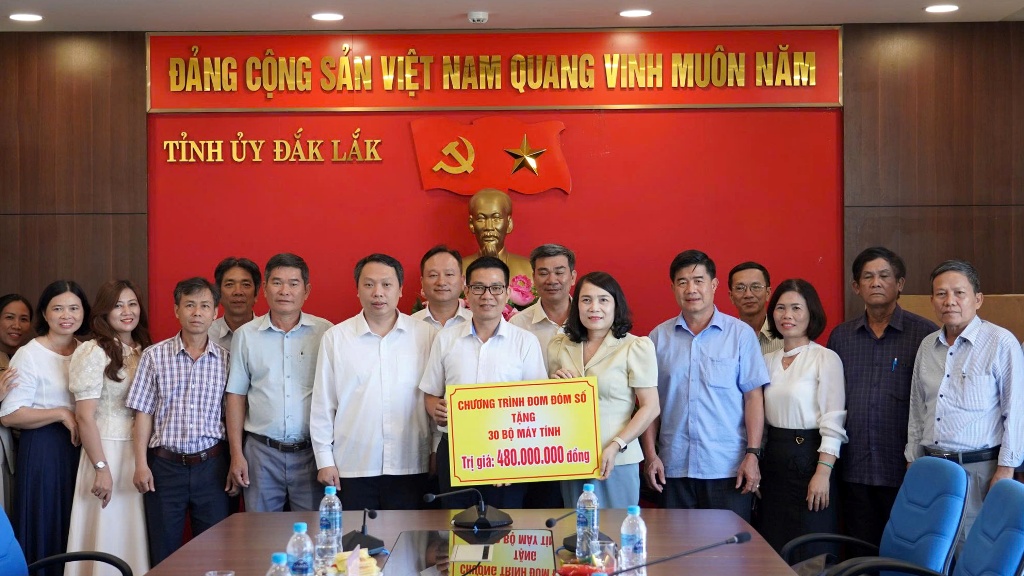 Trao 30 bộ máy tính hỗ trợ các trường học sớm ổn định dạy và học sau mưa lũ