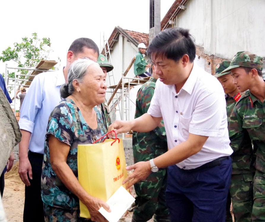 Bí thư Tỉnh ủy kiểm tra tình hình xây nhà cho người dân bị thiệt hại do thiên tai
