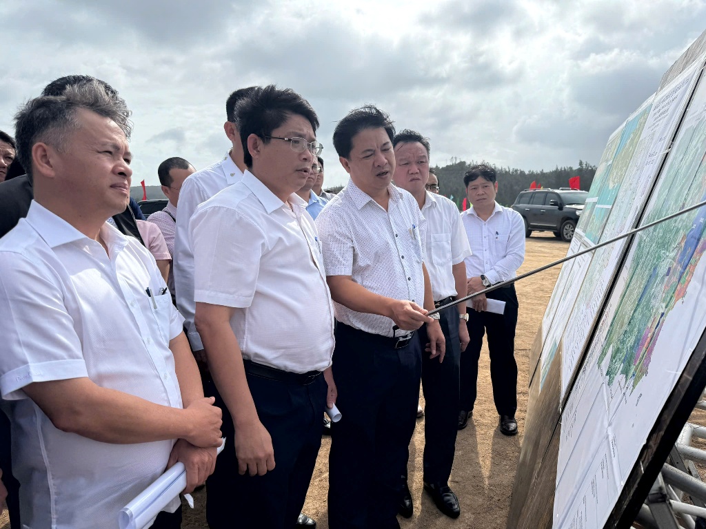 Bí thư Tỉnh ủy Lương Nguyễn Minh Triết kiểm tra tình hình triển khai dự án trên địa bàn xã Ô Loan