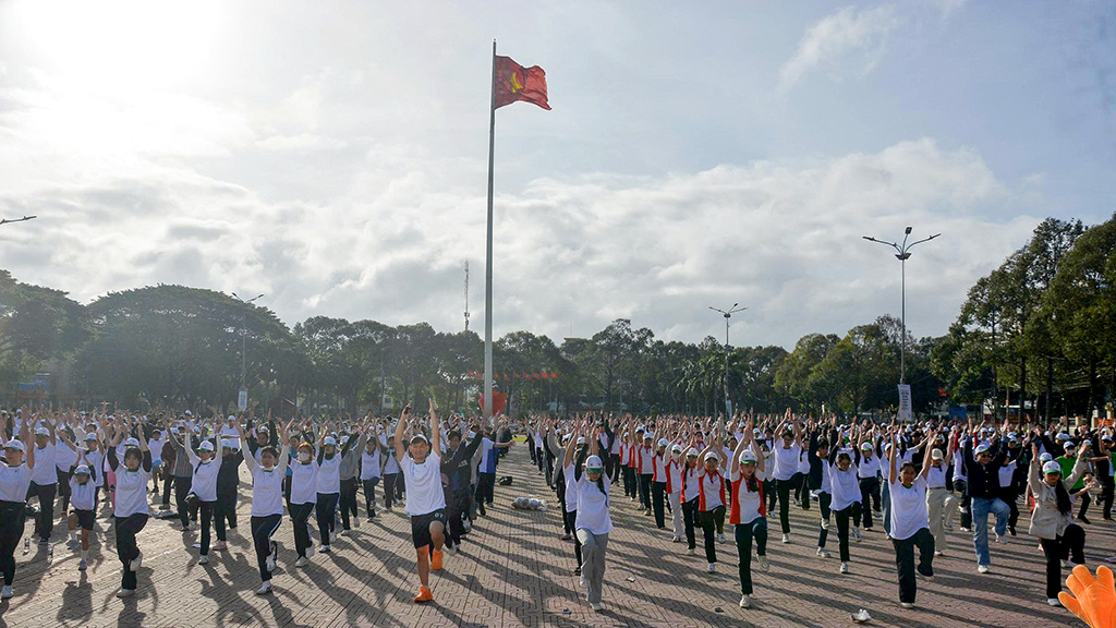 Chương trình “Toàn dân tập luyện thể dục thể thao” thu hút hơn 1.000 người tham gia