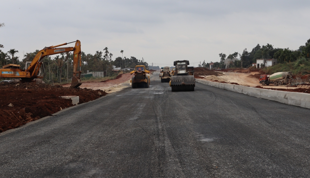 Tập trung tháo gỡ vướng mắc giải phóng mặt bằng, đẩy nhanh tiến độ thi công, hoàn thành hồ sơ pháp lý phục vụ khởi công, khánh thành, thông xe kỹ thuật các dự án ngày 19/12/2025