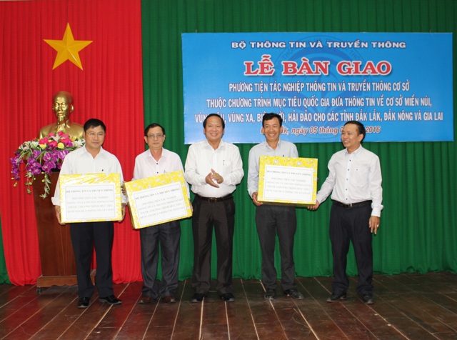 Bộ Thông tin và Truyền thông tổ chức Lễ bàn giao phương tiện tác nghiệp thông tin truyền thông cơ sở cho các tỉnh Đắk Lắk, Đắk Nông, Gia Lai.