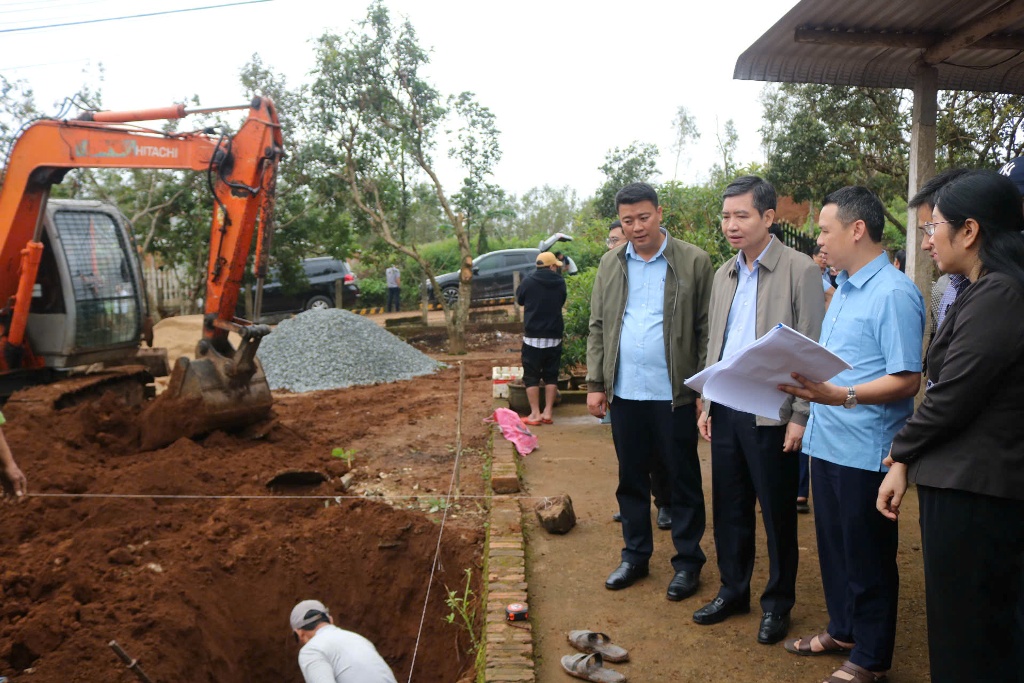 The Chairman of the Provincial People's Committee inspects the progress of housing construction for residents affected by natural disasters