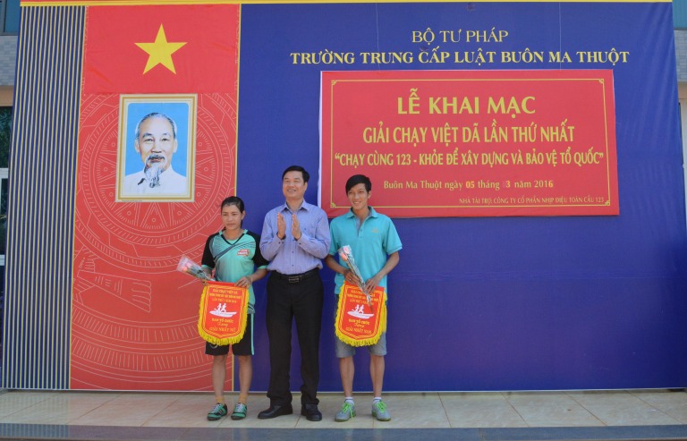 62 VĐV tham dự Giải Việt dã Trường Trung cấp Luật Buôn Ma Thuột lần thứ I năm 2016.