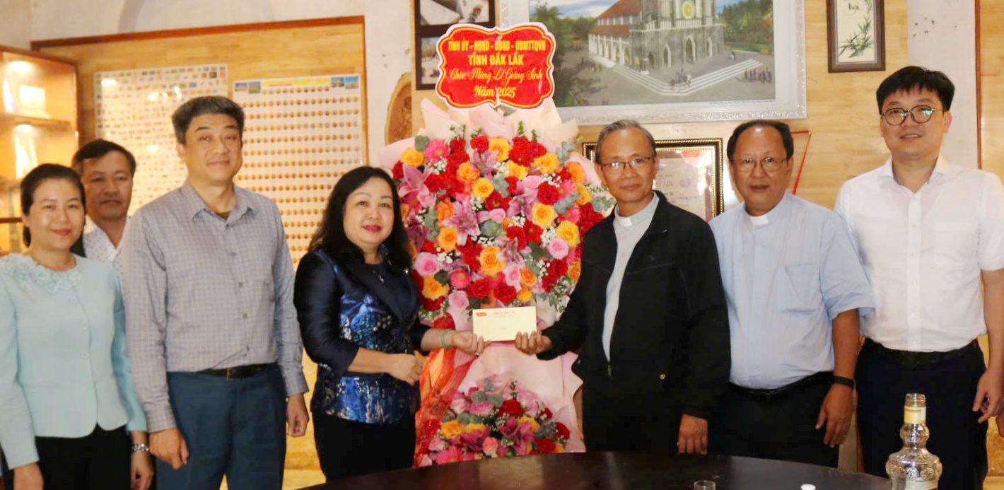 Phó Bí thư Thường trực Tỉnh ủy Cao Thị Hòa An thăm, chúc mừng Giáng sinh