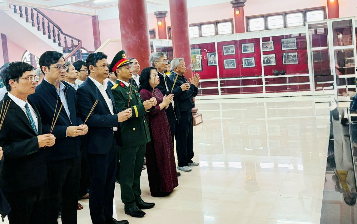 Dâng hương kỷ niệm 65 năm Đồng khởi Hòa Thịnh