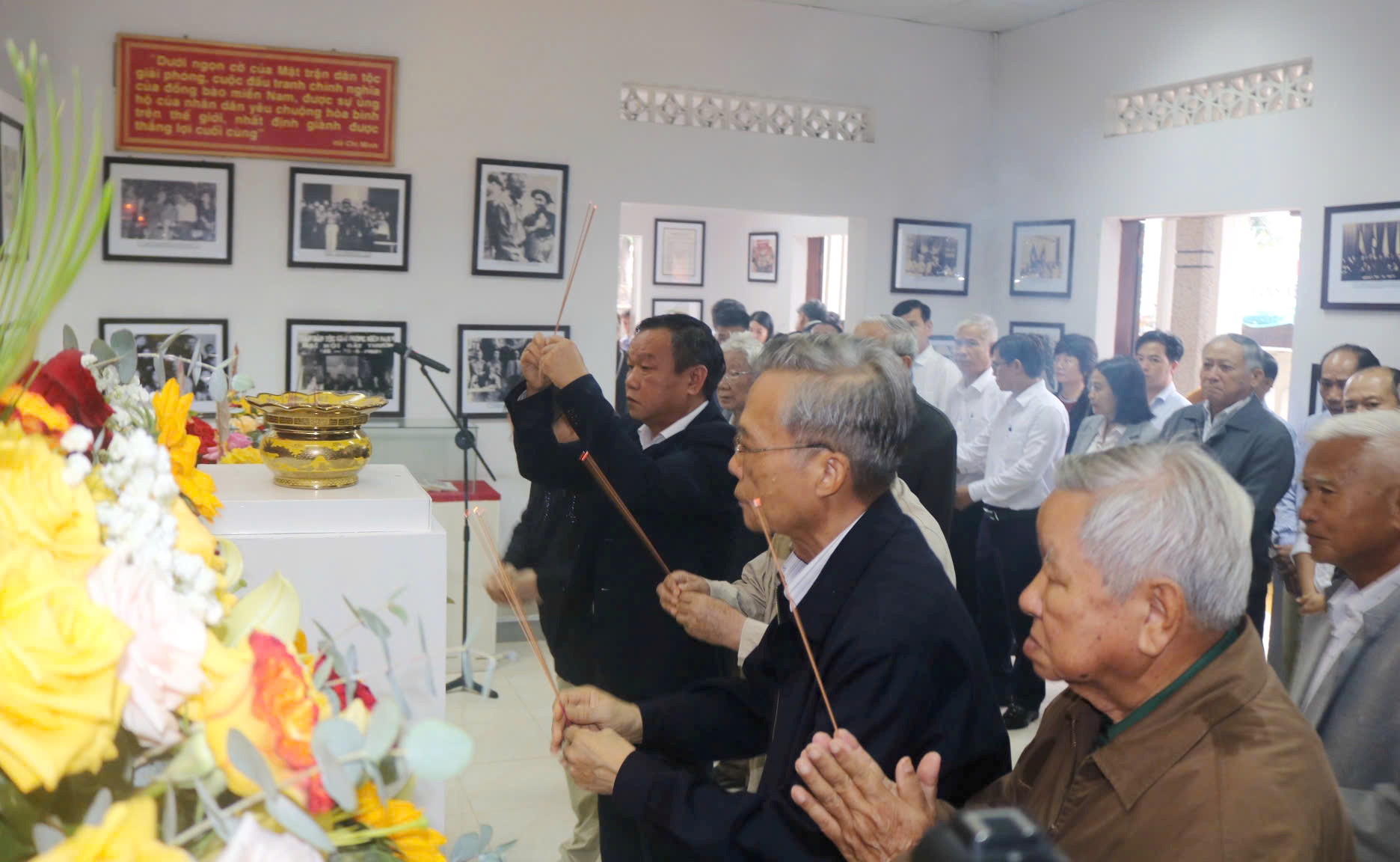 Dâng hương tưởng niệm Luật sư Nguyễn Hữu Thọ