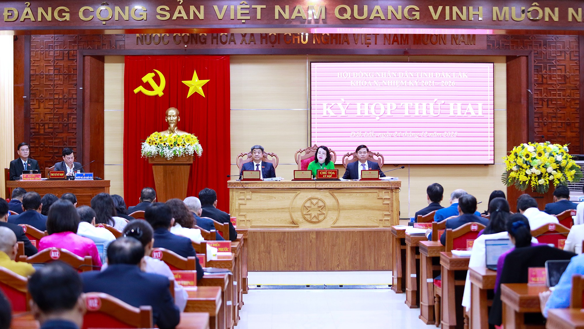 Kỳ họp thứ Hai, HĐND tỉnh khóa X thảo luận tập trung tại hội trường