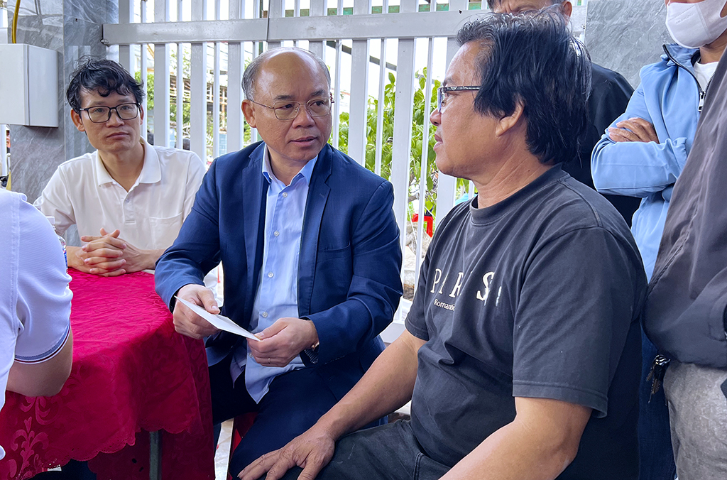 Phó Chủ tịch UBND tỉnh Trương Công Thái chia buồn cùng gia đình nạn nhân trong vụ hỏa hoạn tại xã Hòa Phú