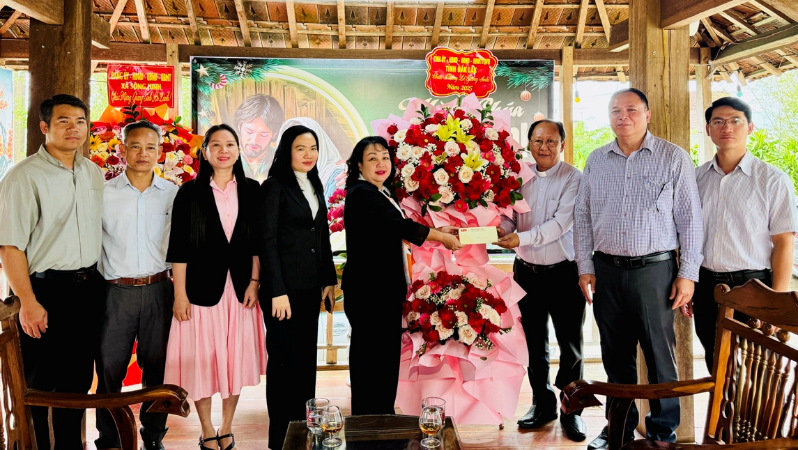 Permanent Deputy Secretary of the Provincial Party Committee Cao Thi Hoa An visit and extend Christmas Greetings to Song Hinh Parish