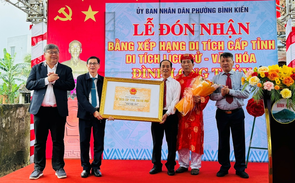 Ceremony to receive the Provincial Cultural and Historical Heritage Ranking Certificate for Long Thuy Communal House