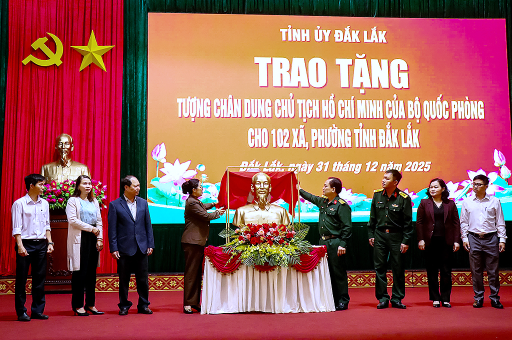 Trao tặng tượng chân dung Chủ tịch Hồ Chí Minh cho 102 xã, phường trên địa bàn