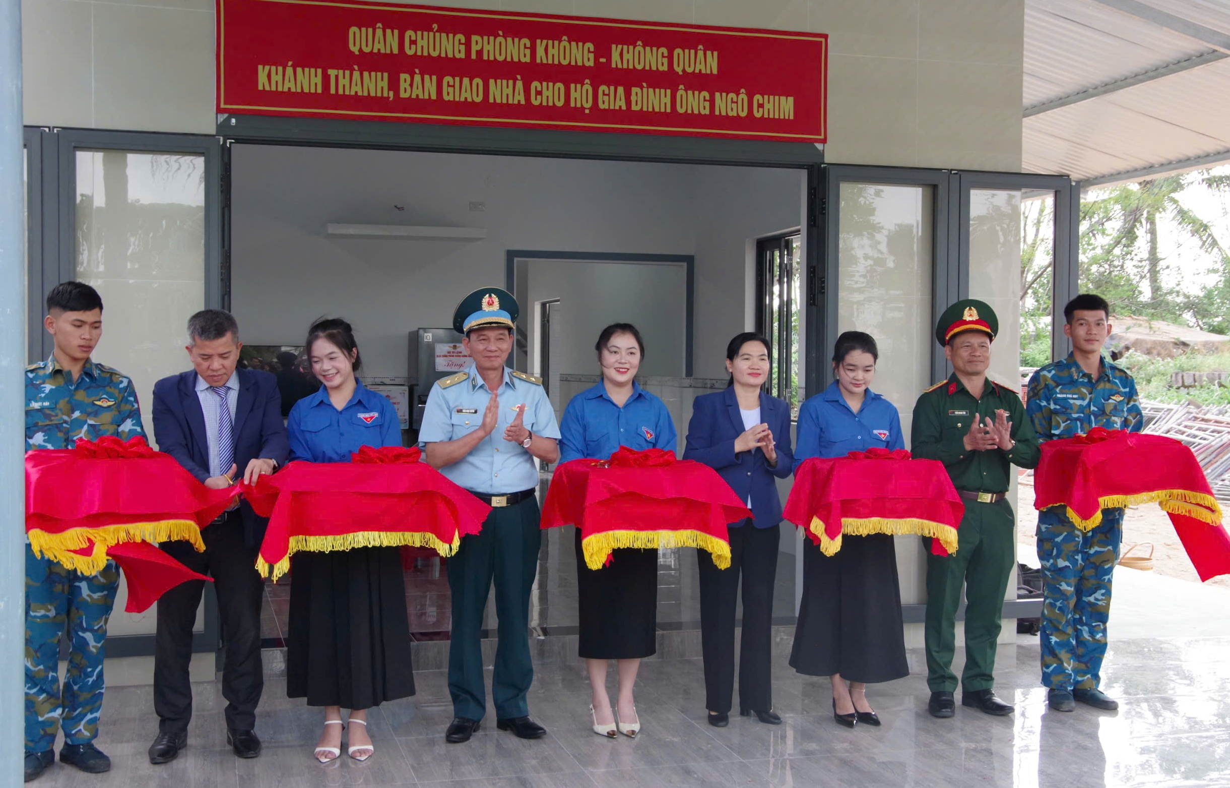 Bàn giao 13 căn nhà “Chiến dịch Quang Trung” cho người dân xã Tuy An Đông