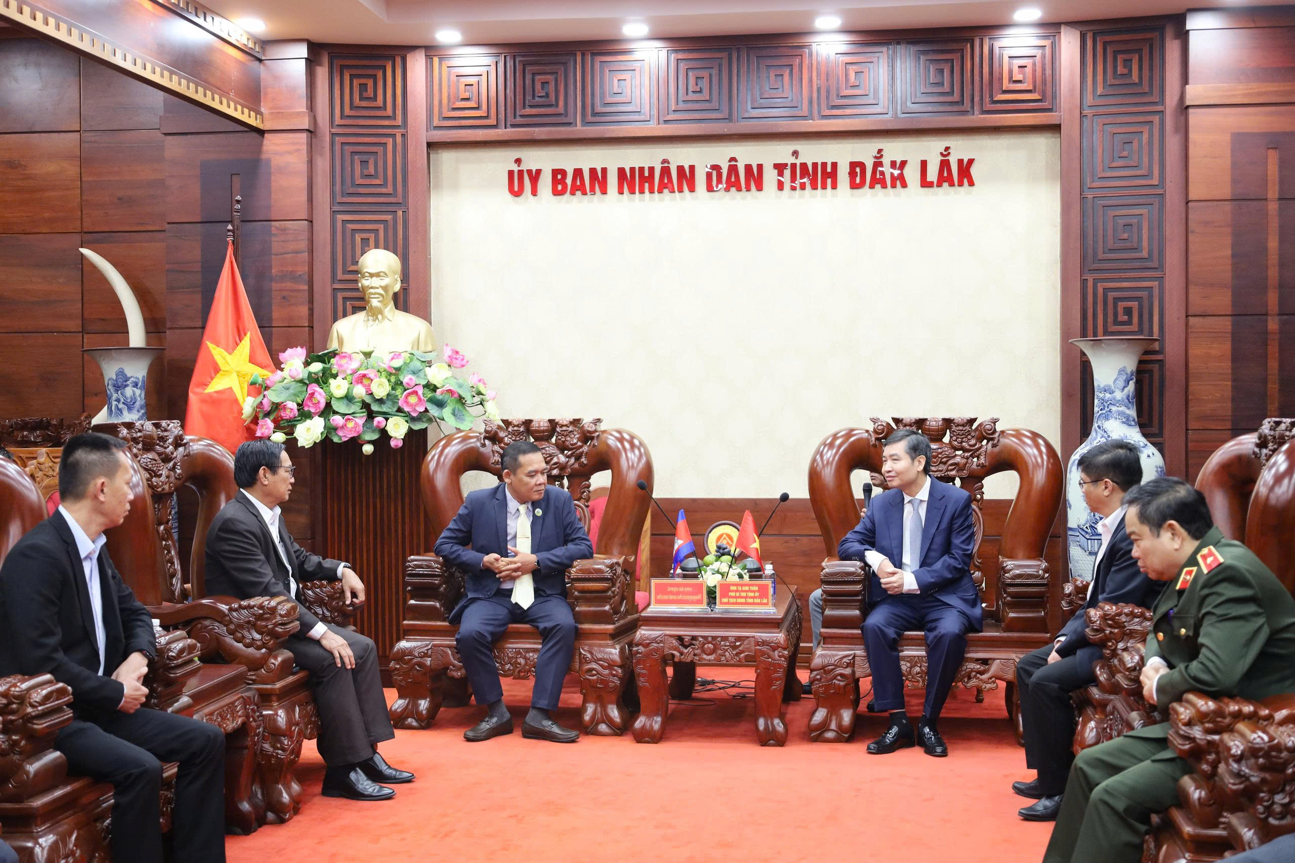 Đoàn công tác tỉnh Mondulkiri, Vương quốc Campuchia chào xã giao lãnh đạo UBND tỉnh