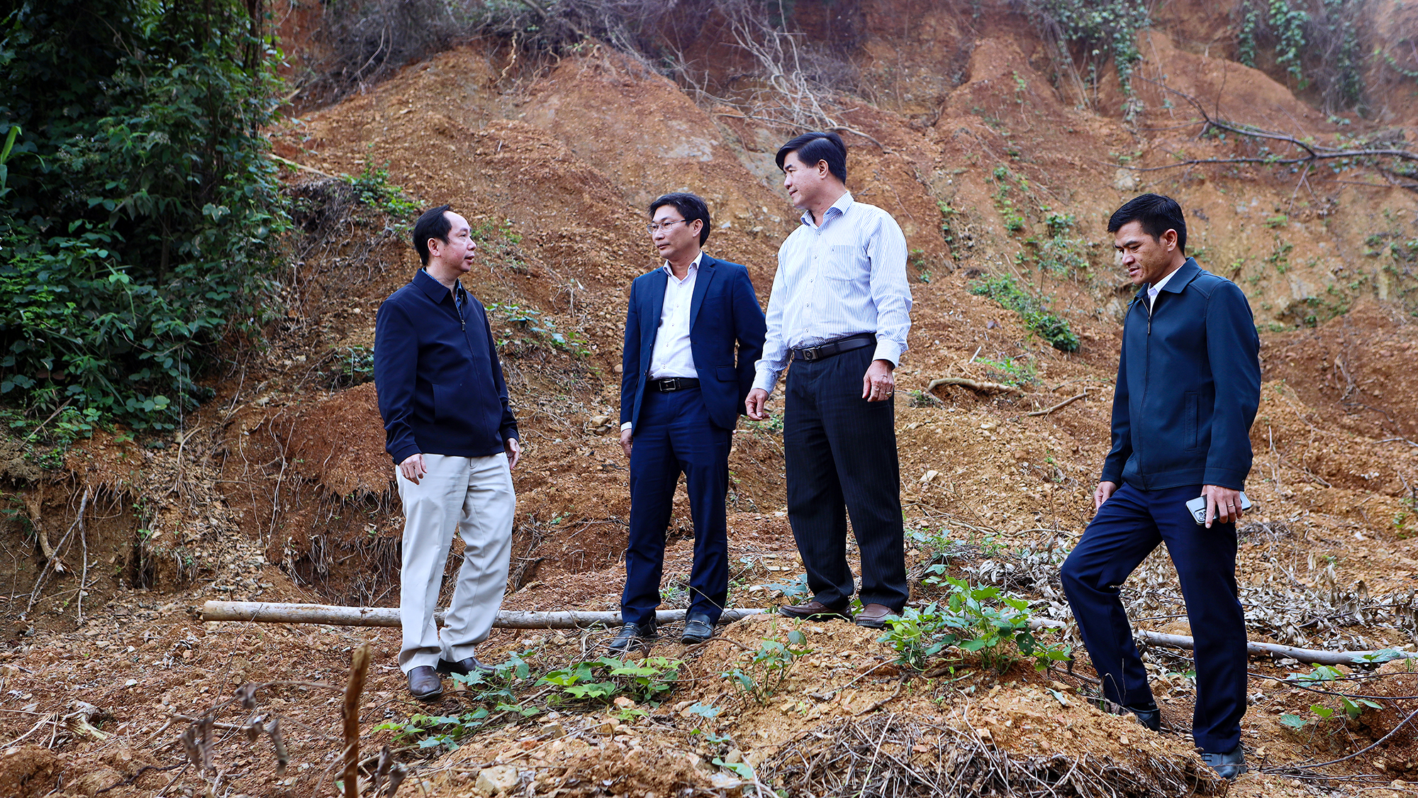 Phó Chủ tịch UBND tỉnh Nguyễn Thiên Văn kiểm tra thực địa, đánh giá các vị trí sạt lở đất và khu vực dự kiến bố trí khu tái định cư trên địa bàn xã Cư Pui