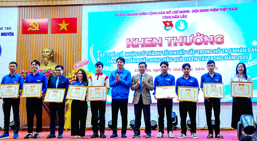 Gần 1.000 đoàn viên, hội viên và học sinh, sinh viên tham gia Chương trình kỷ niệm 76 năm Ngày truyền thống học sinh, sinh viên