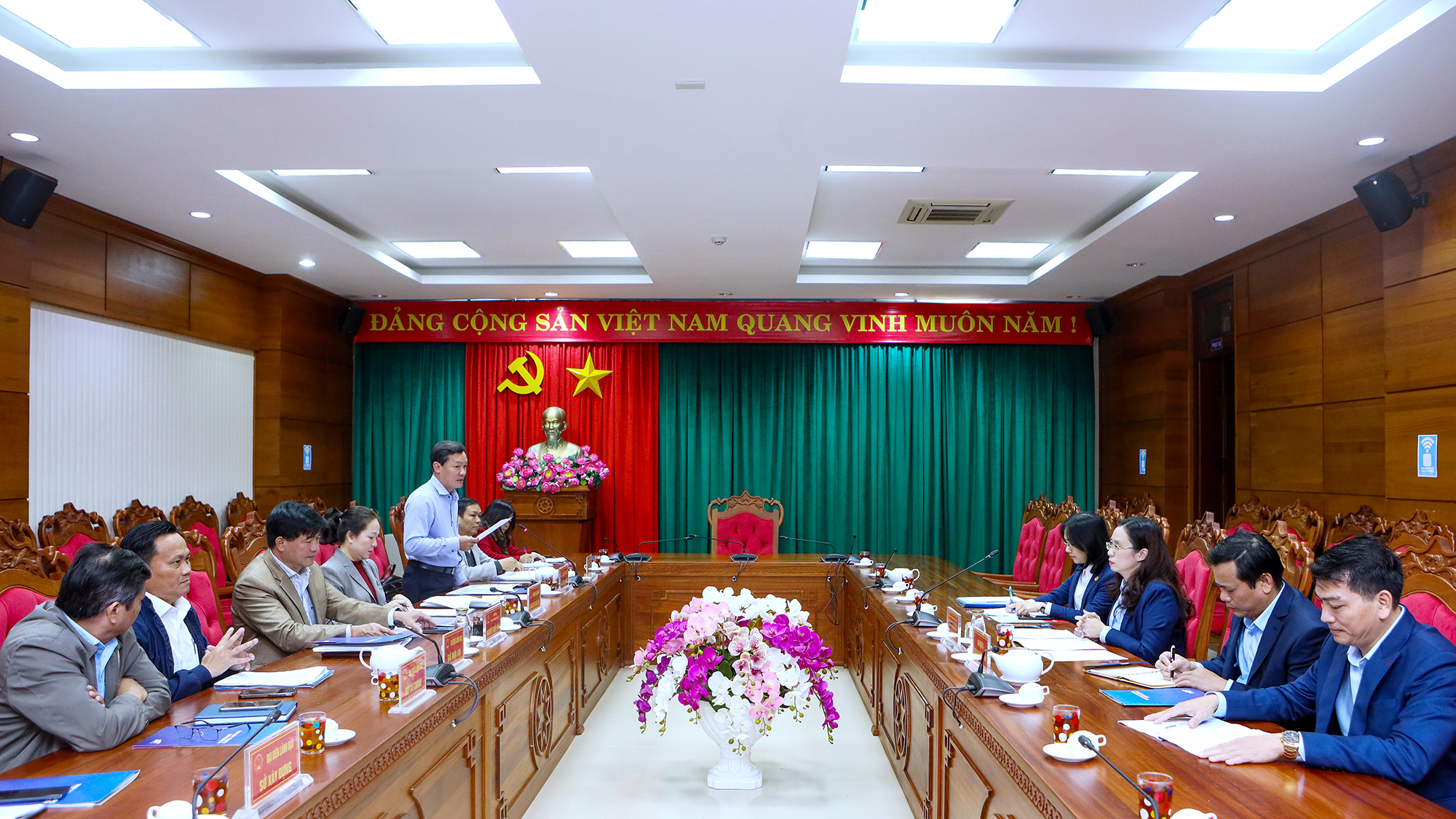 The People's Committee of Dak Lak Province works with a delegation from Ton Duc Thang University