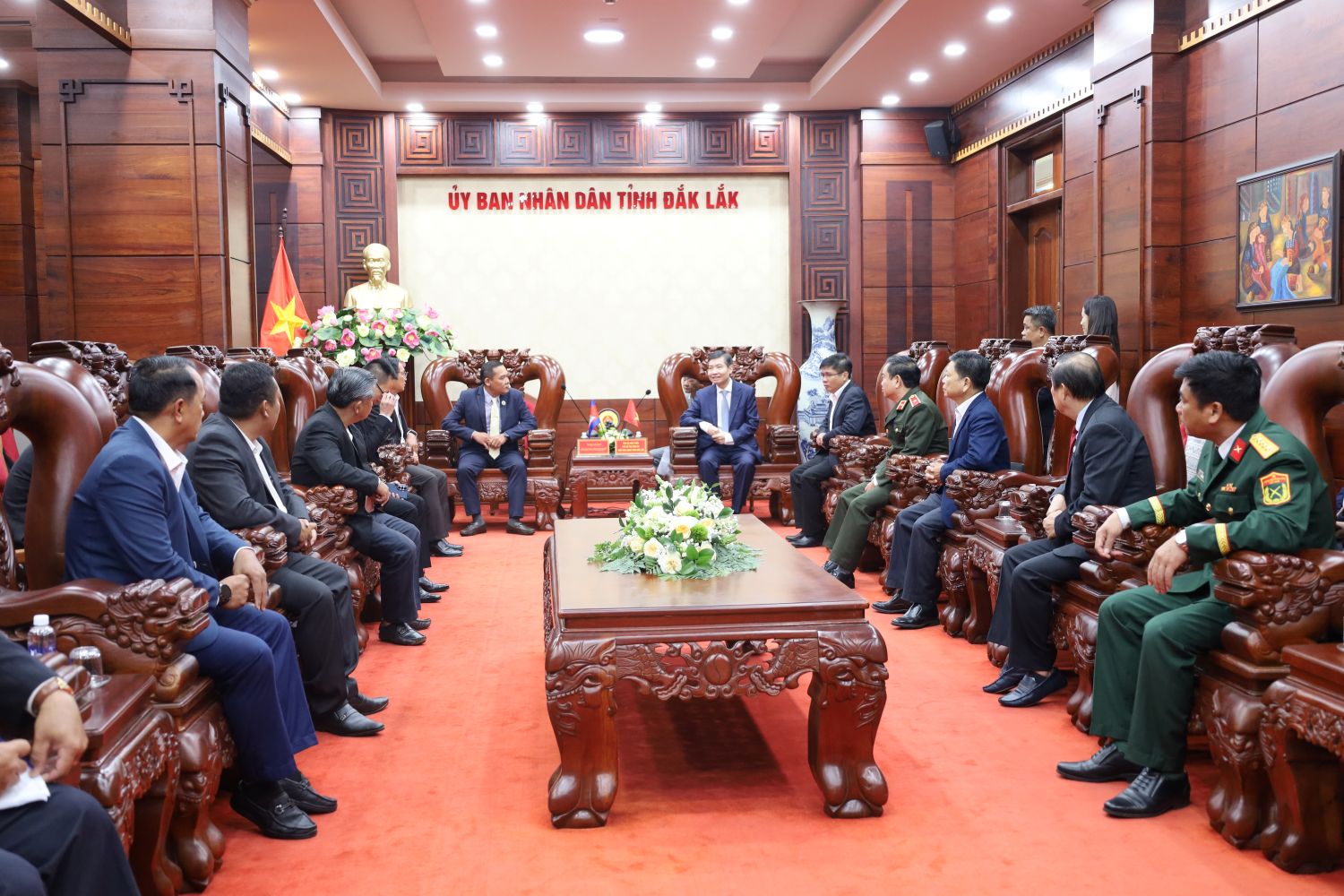 Mondulkiri Province Delegation, Kingdom of Cambodia, pays courtesy visit to Dak Lak Provincial Leaders