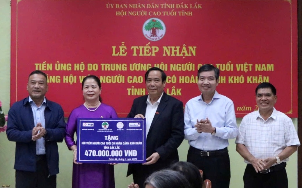 Trung ương Hội Người cao tuổi Việt Nam trao tiền hỗ trợ hội viên khó khăn tại Đắk Lắk