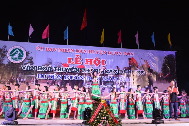 Bế mạc Lễ hội văn hóa truyền thống các dân tộc huyện Buôn Đôn năm 2016