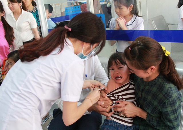 Chen lấn tiêm phòng dịch “viêm màng não mô cầu”