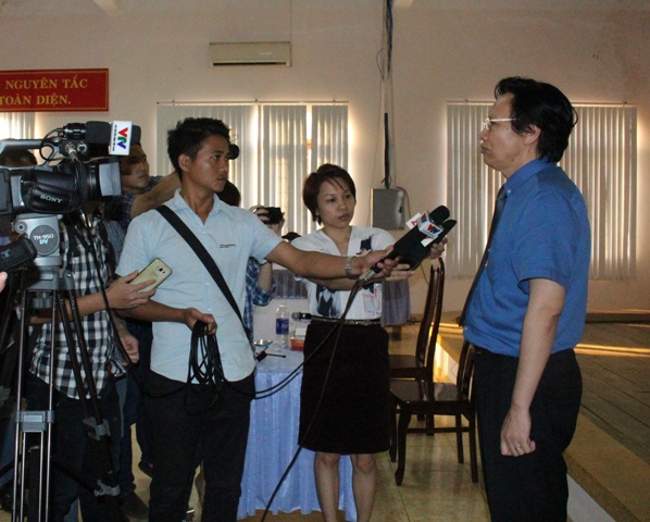 Sở Y tế họp báo thông tin về vụ việc “ bệnh viện tắc trách, nữ sinh bị cưa chân”.