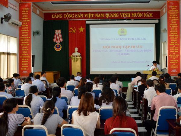 Tập huấn công tác an toàn vệ sinh lao động cho hơn 100 cán bộ phụ trách công tác công đoàn.