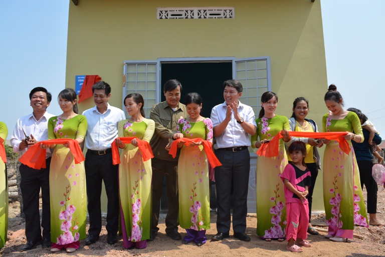 Tặng 30 nhà tình thương cho đồng bào dân tộc thiểu số nghèo buôn Thal, xã Ea Rốk, huyện Ea Súp.