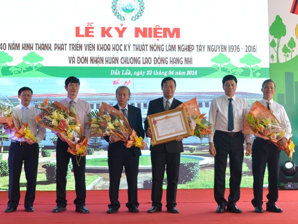 Viện Khoa học Kỹ thuật Nông Lâm nghiệp Tây Nguyên kỷ niệm 40 năm hình thành, phát triển và đón nhận Huân chương Lao động hạng Nhì