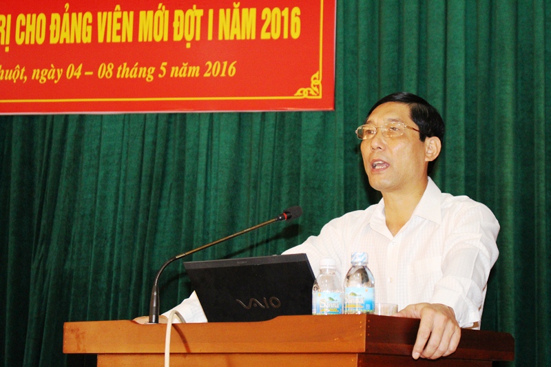Bế giảng Lớp bồi dưỡng lý luận chính trị cho đảng viên mới đợt 1 năm 2016