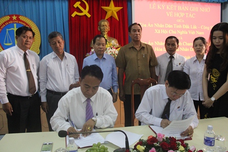 Toà án nhân dân tỉnh Chăm Pa Sắc - Cộng hoà dân chủ nhân dân Lào ký biên bản ghi nhớ về hợp tác với TAND tỉnh Đắk Lắk