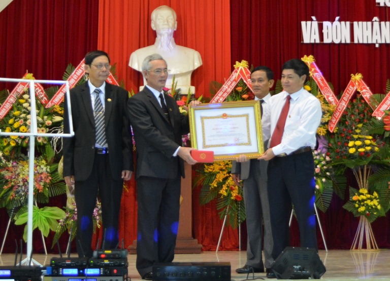 Trường Cao đẳng Sư phạm Đắk Lắk kỷ niệm 40 năm thành lập và đón nhận Huân chương Lao động Hạng Nhất.